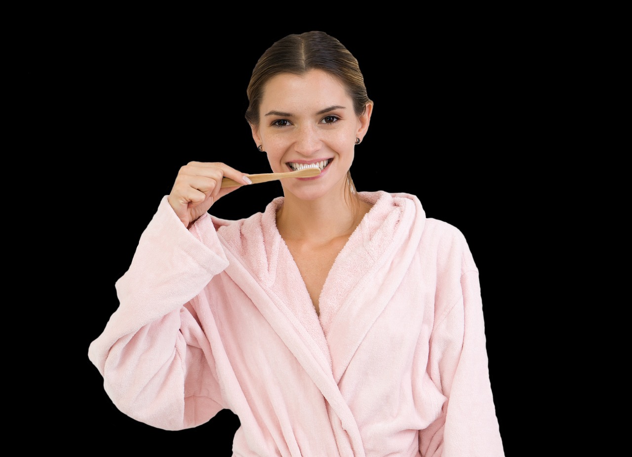 Apprenez comment blanchir les dents naturellement à la maison