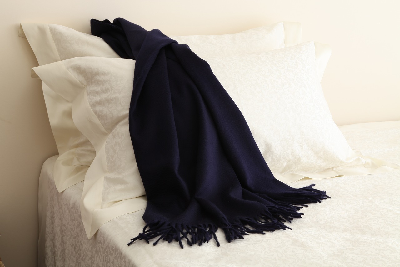 5 différentes façons de porter un foulard en soie